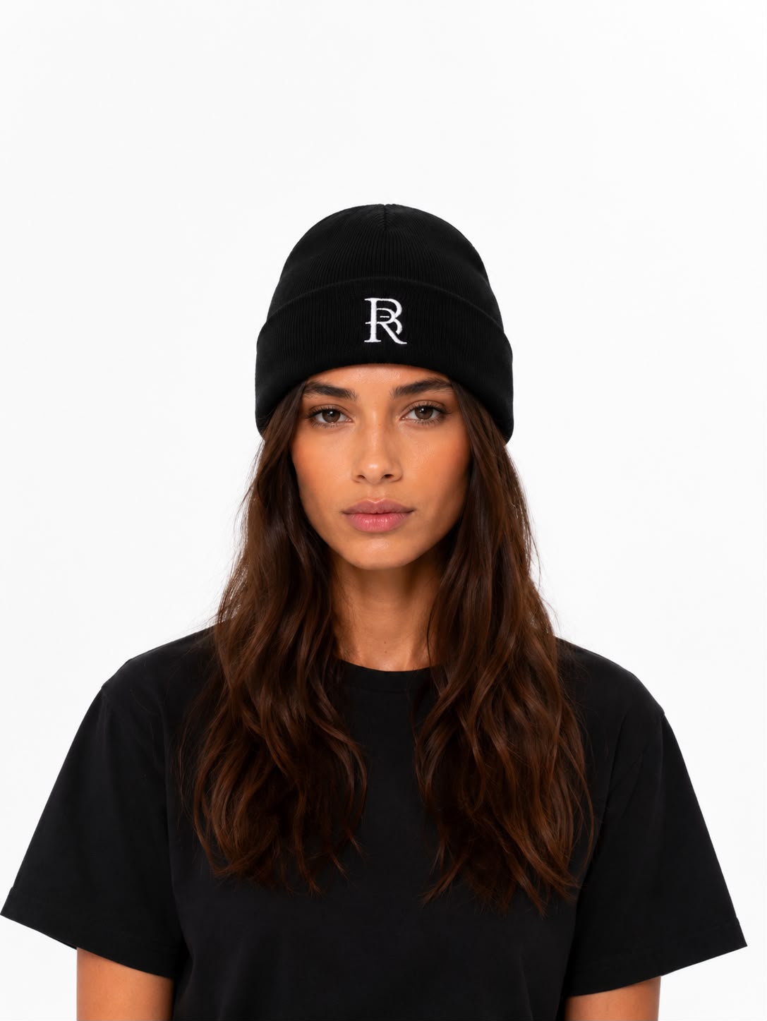 Femme portant le bonnet noir BRYLON PARIS Collection Elite 2026