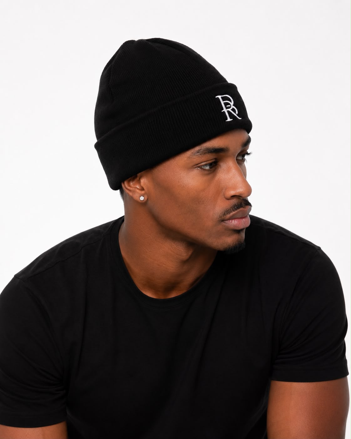 Homme portant le Bonnet Premium Noir Collection Elite 2026 vu de profil gauche - BRYLON PARIS