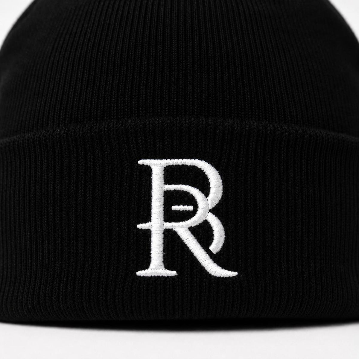 Gros plan sur le logo BR brodé du Bonnet Premium Noir BRYLON PARIS