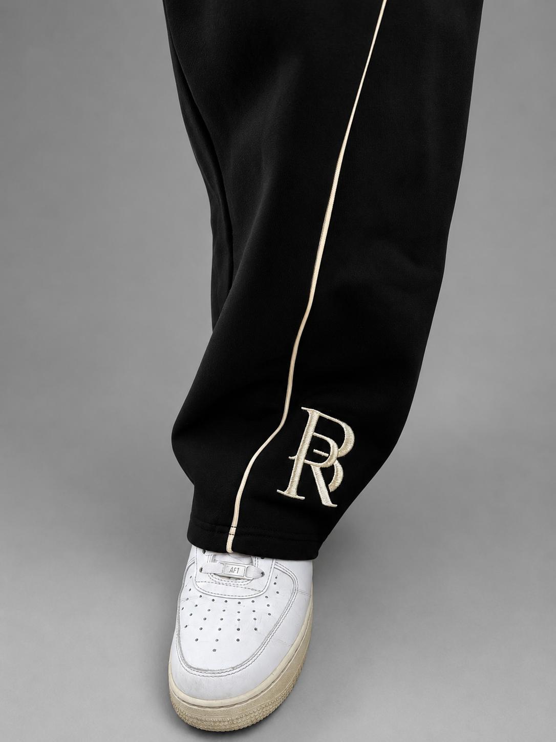 Détail de la broderie et de la ligne du pantalon de l'Ensemble Élite 2026 noir BRYLON PARIS